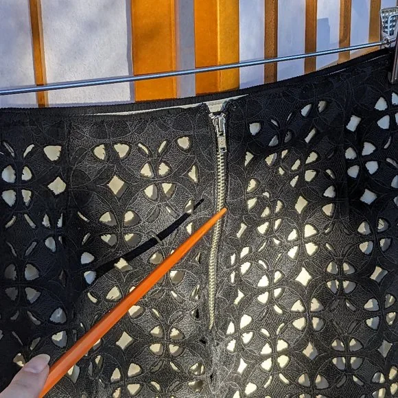 Elie Tahari Dual-layer Formal Skirt, Black cutout fabric and silky Pearl lining - Picture 11 of 12